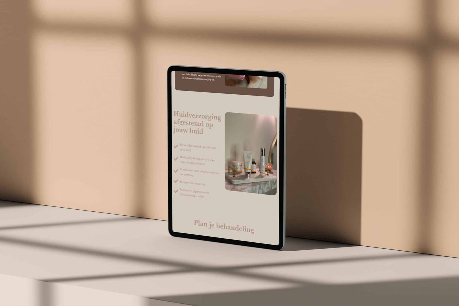 De Marble Skin-website gepresenteerd op een tablet