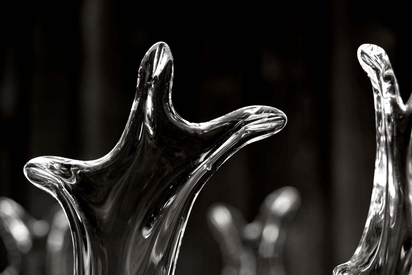 Zwart-wit close-up van een handgemaakte glazen sculptuur uit de Sempre-collectie