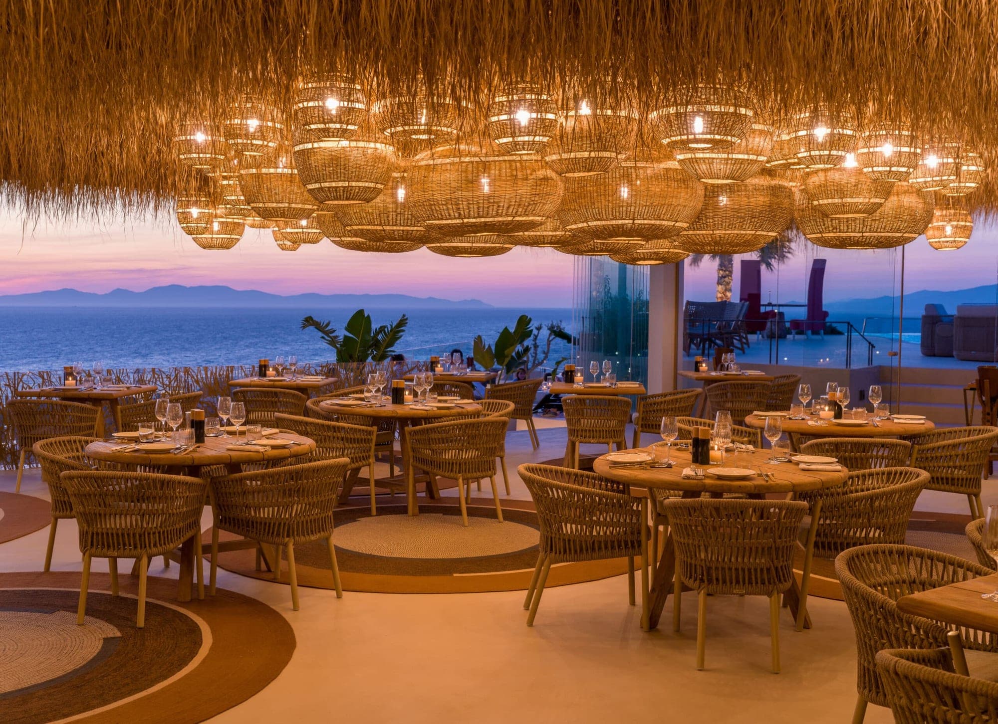 Restaurantproject aan zee met handgemaakte Sempre-hanglampen bij zonsondergang